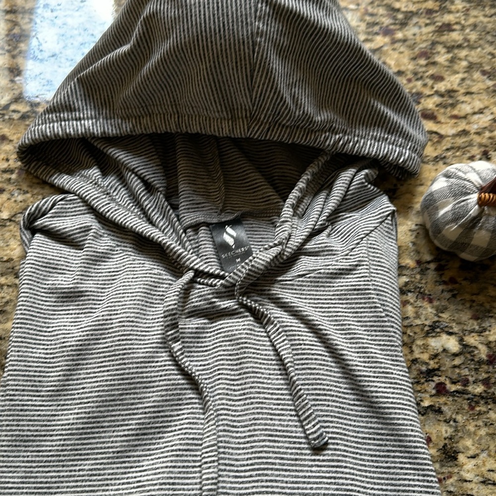Sketchers long sleeve active wear top